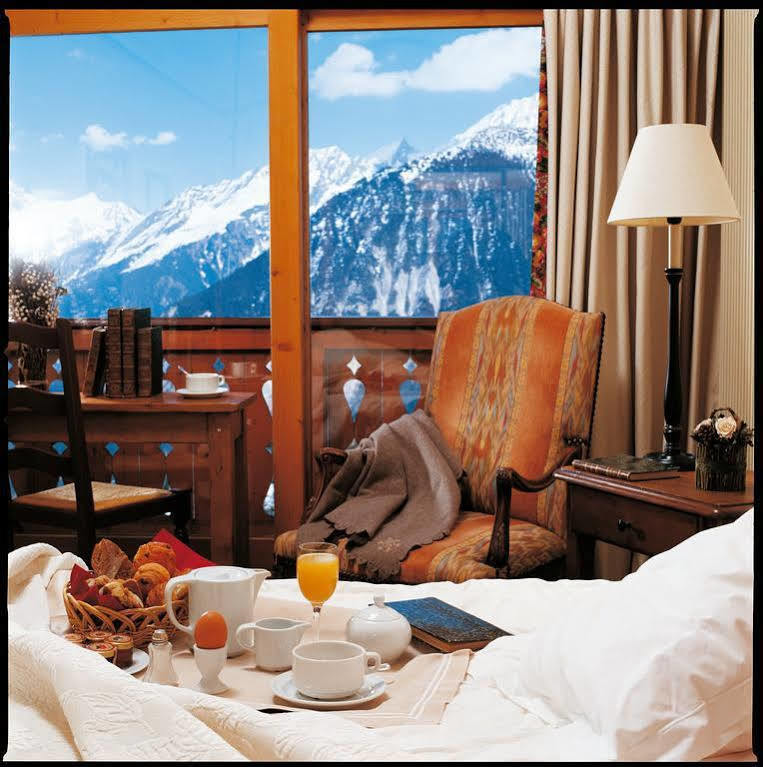 Grand Hotel Au Rond Point Des Pistes คูร์เชอแวล ภายนอก รูปภาพ