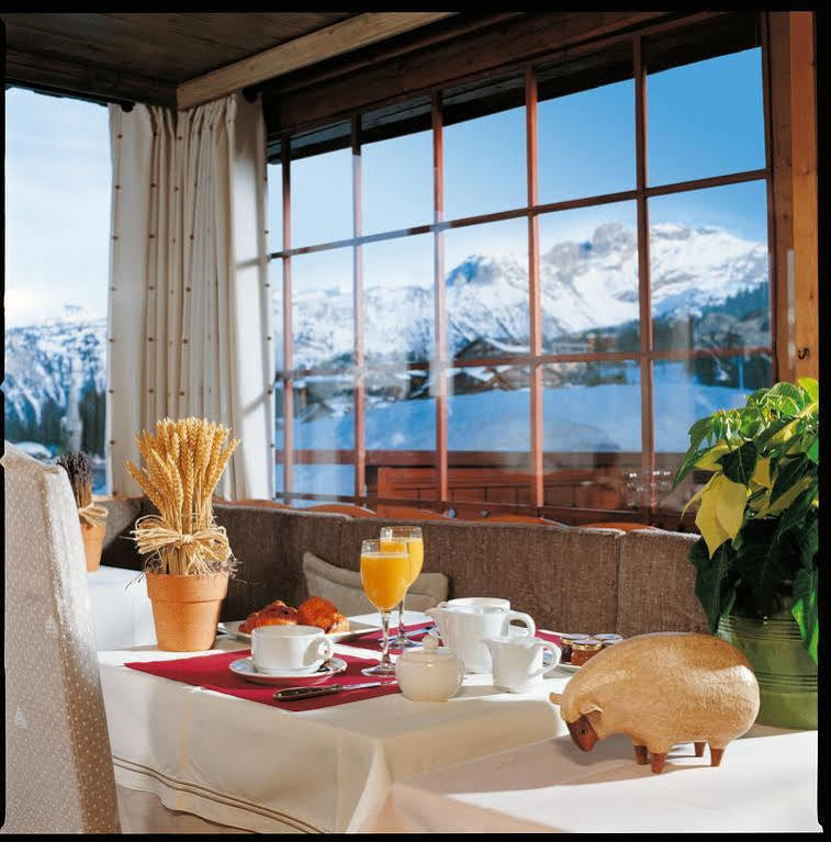 Grand Hotel Au Rond Point Des Pistes คูร์เชอแวล ภายนอก รูปภาพ