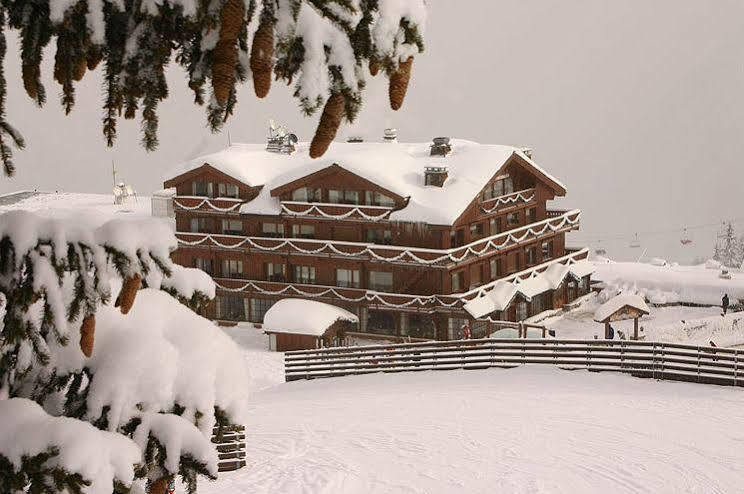 Grand Hotel Au Rond Point Des Pistes คูร์เชอแวล ภายนอก รูปภาพ